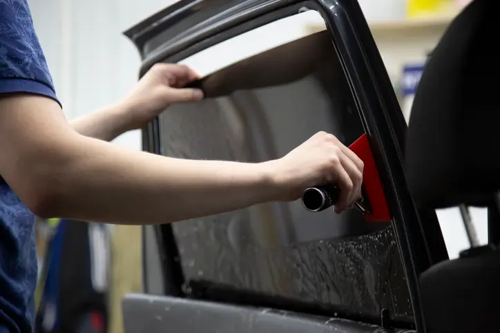 El impacto del tintado de lunas en la eficiencia energética del coche y el confort